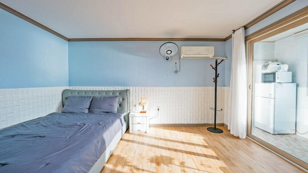 Room (102) photo 2