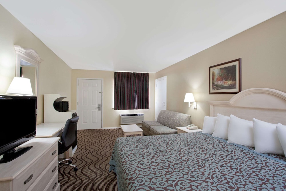 Suite, 1 King Bed, Non Smoking, Refrigerator - Photo 1