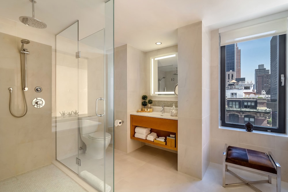 Deluxe Suite, Multiple Beds thumbnail 6