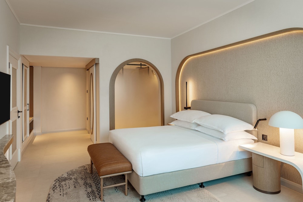 Deluxe Room, 1 King Bed, Sea View - Photo 4