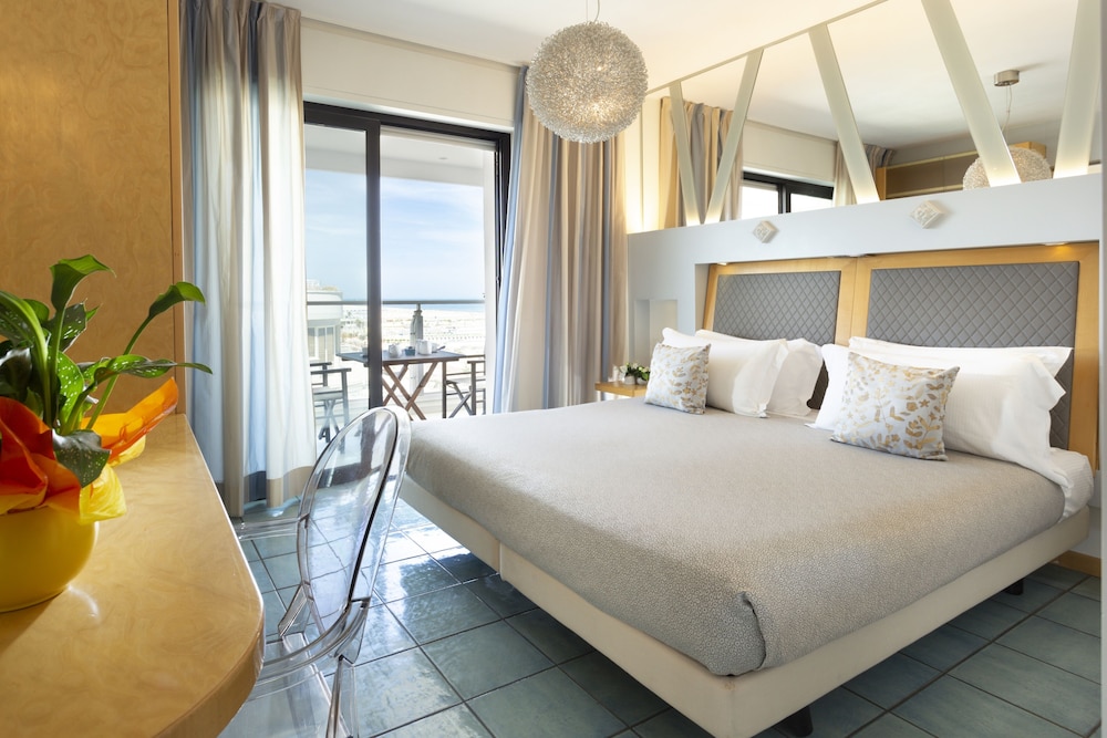Family Room, 2 Bedrooms, Partial Sea View - Photo 2