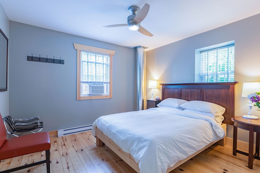 The Huron Room, Queen Bed, Shared Washroom photo 1