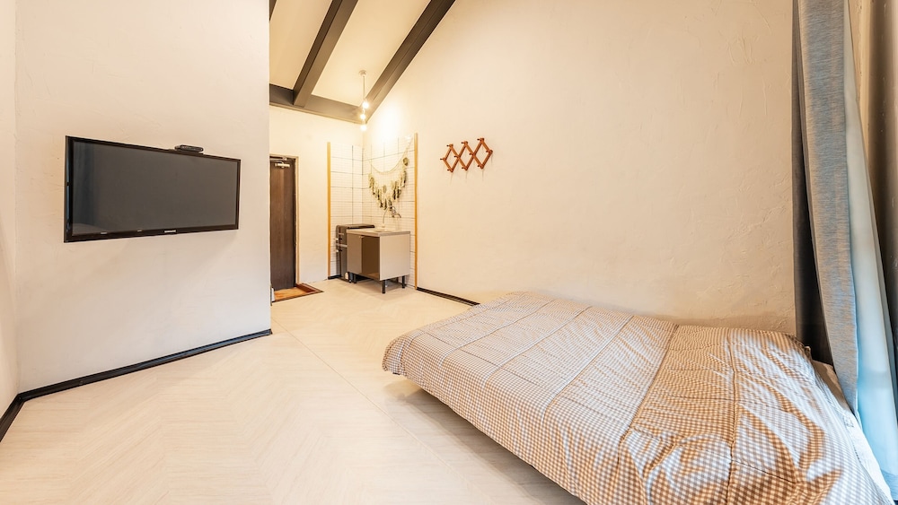 Basic Room, 1 Bedroom (Room 302) - Photo 3