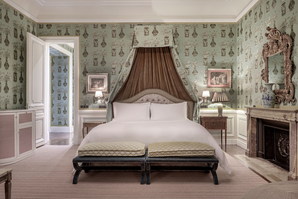 Luxury Suite, 1 King Bed, Garden View thumbnail 6