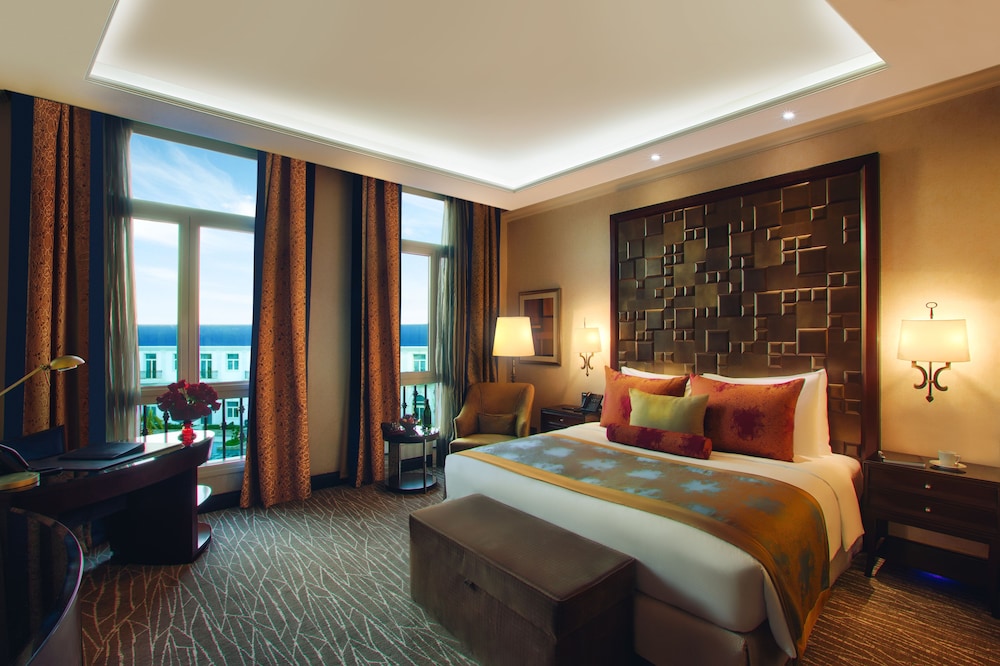 Executive Room, 1 Bedroom, Club Lounge Access, Pool View (Royal Pool Room) thumbnail 5