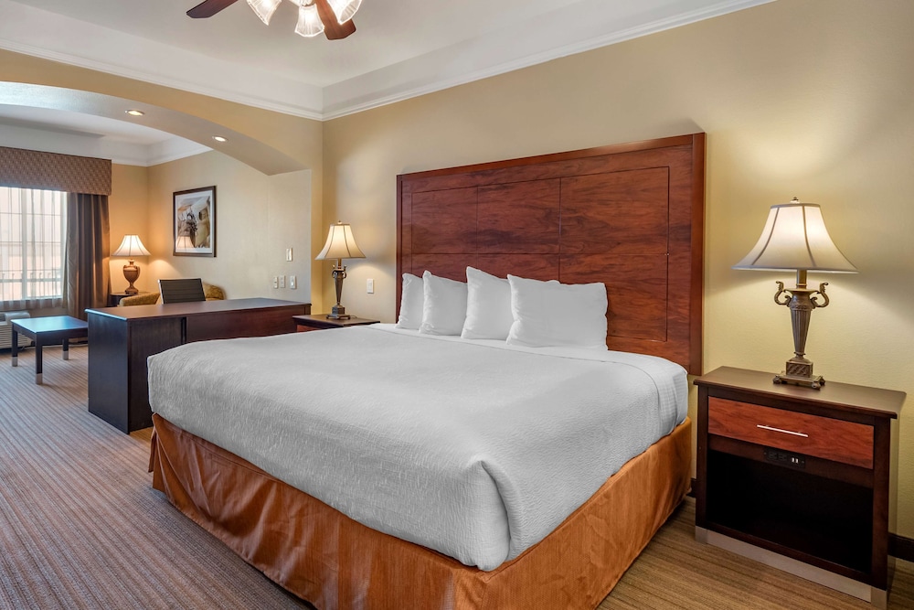 Suite, 1 King Bed, Accessible, Bathtub - Photo 2