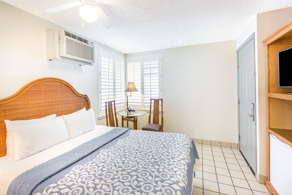 Room, 1 Queen Bed, Non Smoking, Partial Ocean View - Photo 4