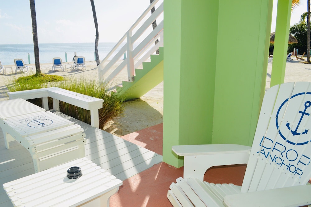 Oceanfront King Suite w/ Kitchen & Private Balcony - Photo 5