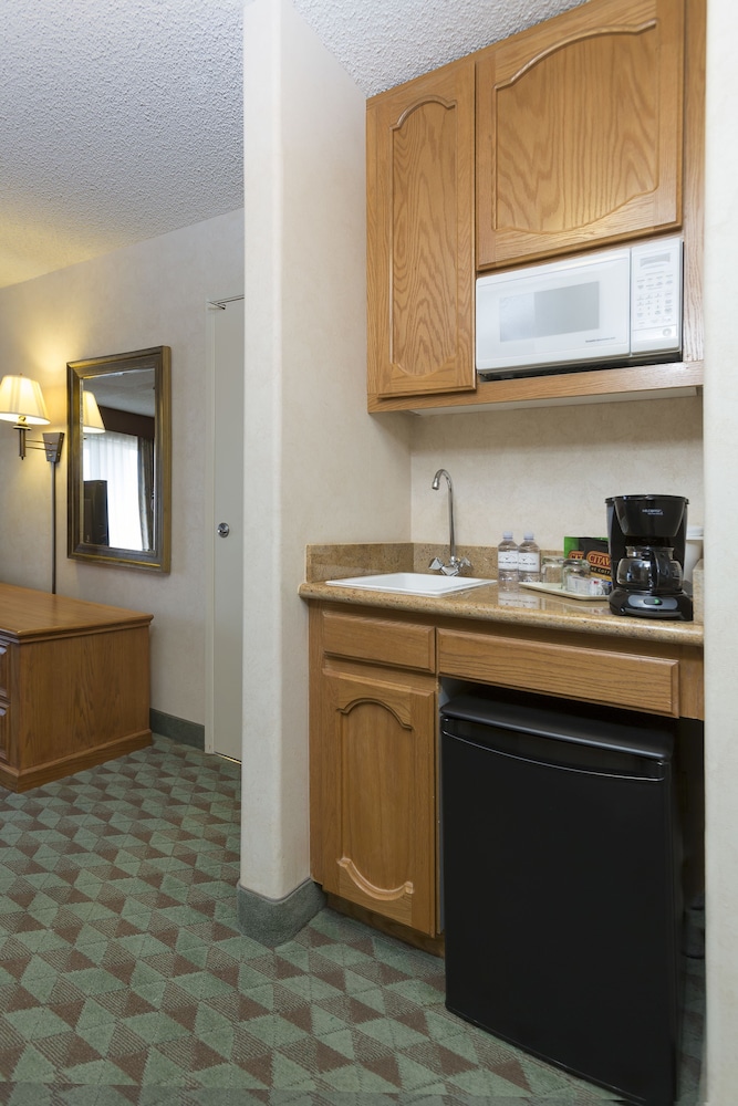 Deluxe Room, 1 King Bed photo 3