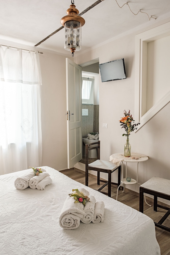 Basic Double Room Single Use, 1 Bedroom, Garden Area photo 3