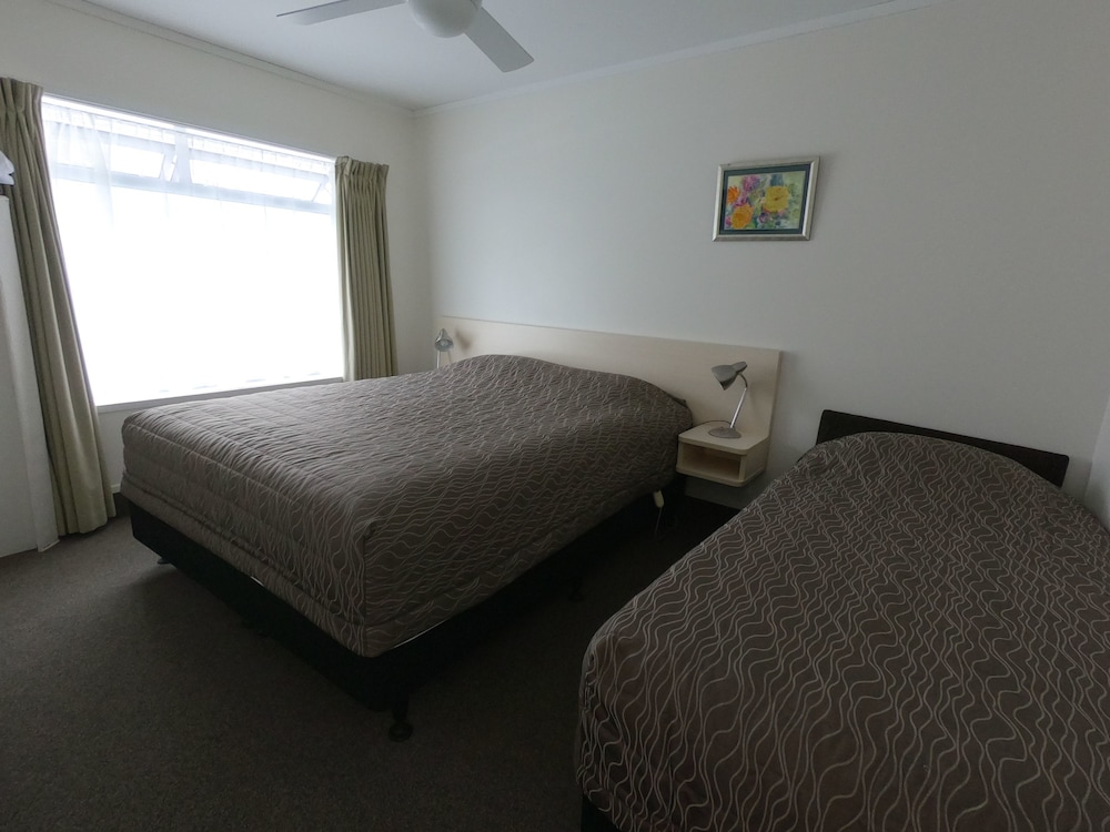 One Bedroom Queen - Photo 2