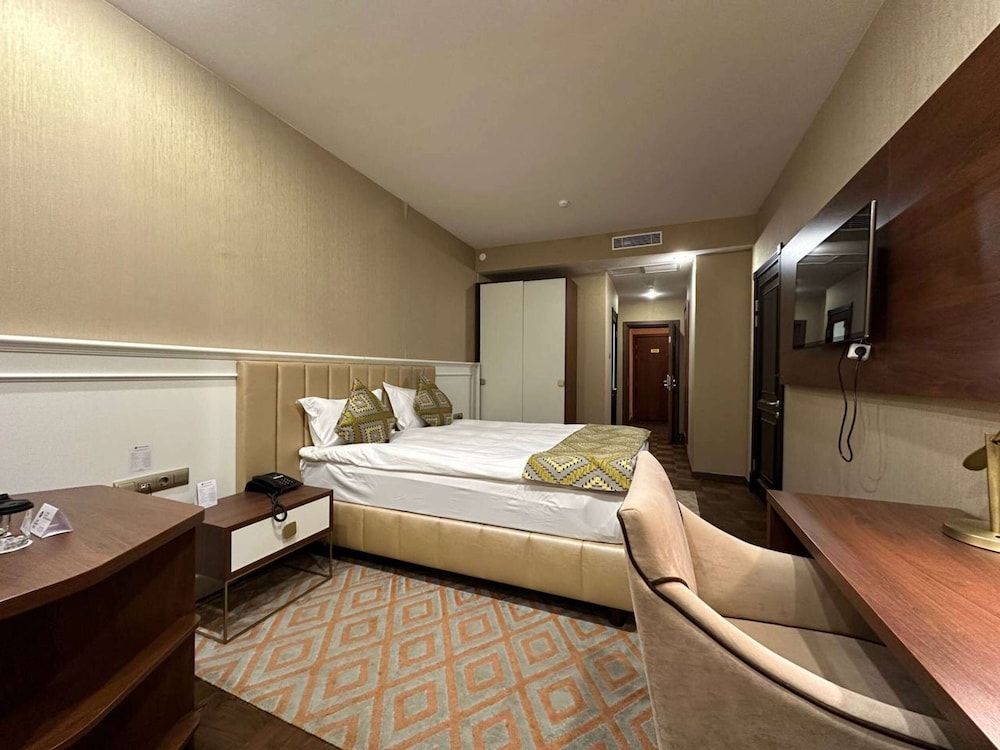 Standard Room, 1 Queen Bed, Non Smoking photo 2