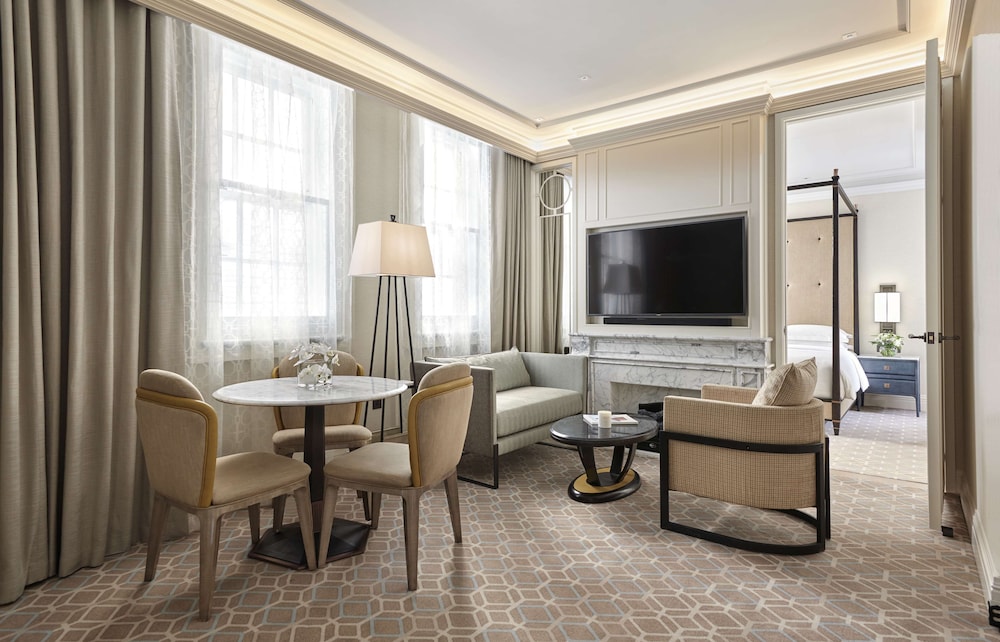Suite, 1 King Bed (Sherlock Suite)