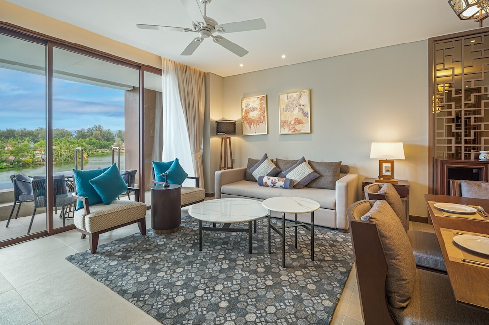 Signature Condo, 2 Bedrooms, Sea View photo 1