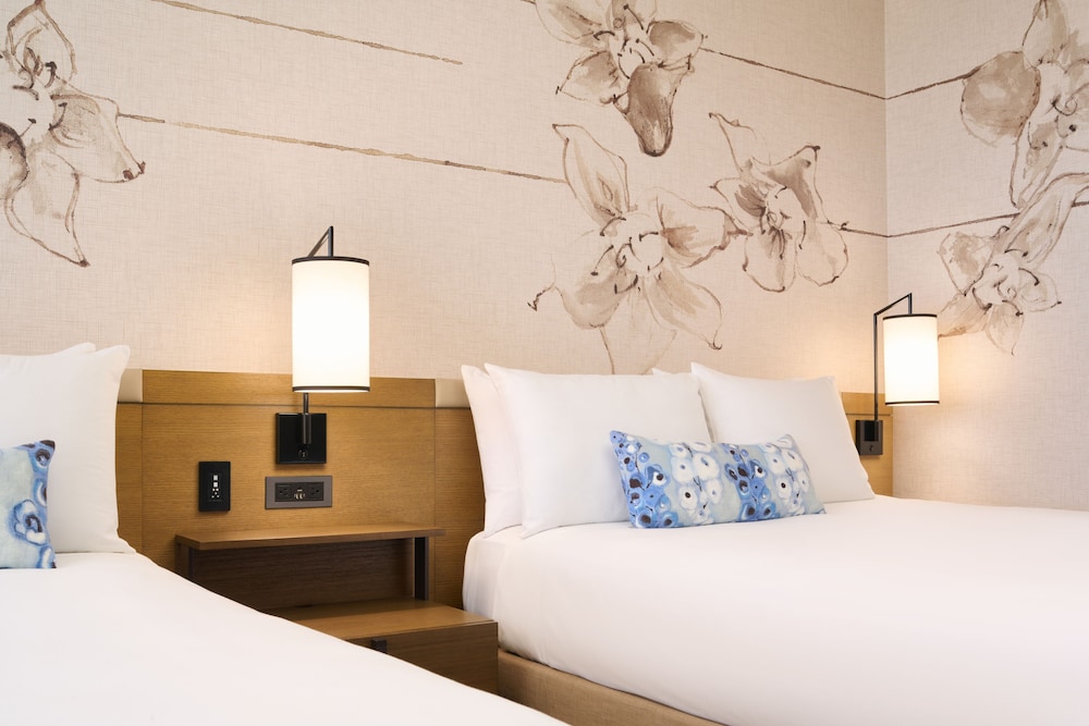 Club Premier Oceanfront 2 Queen Beds - Photo 2
