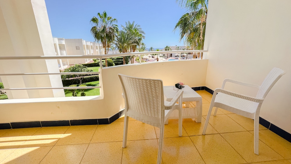 Superior Room, Pool View photo 2