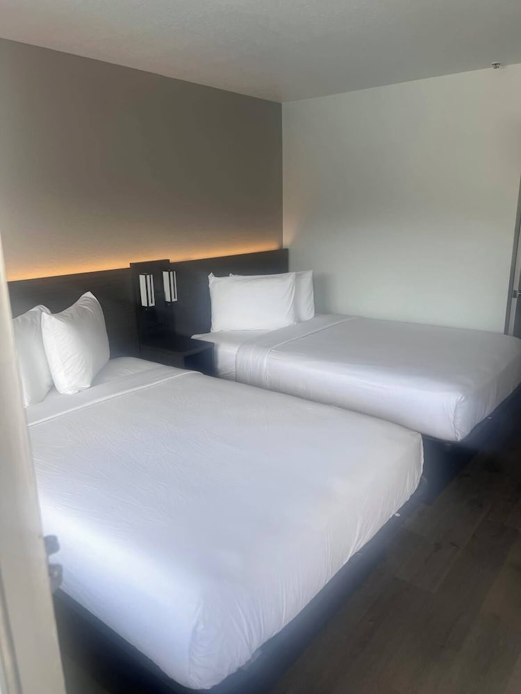Deluxe Room, 2 Double Beds, Non Smoking, Refrigerator & Microwave photo 1