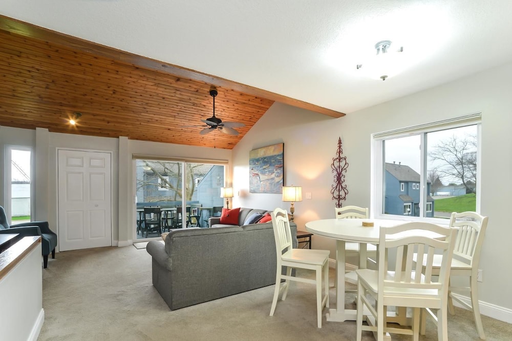 Condo, 2 Bedrooms, River View photo 2