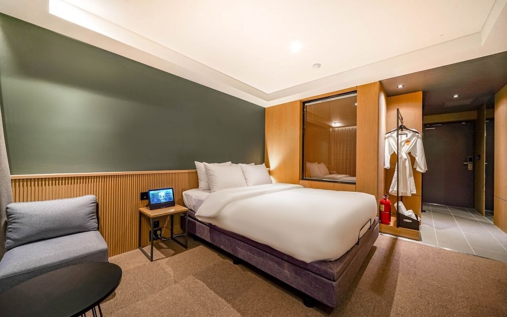 Deluxe Double - OTT services free viewing, Latex motion bed, Bathtub, Safe, Free parking - Photo 9