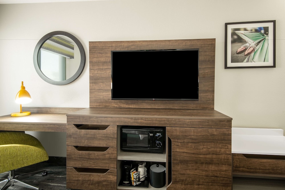 Two Queen Beds Suite - Photo 2