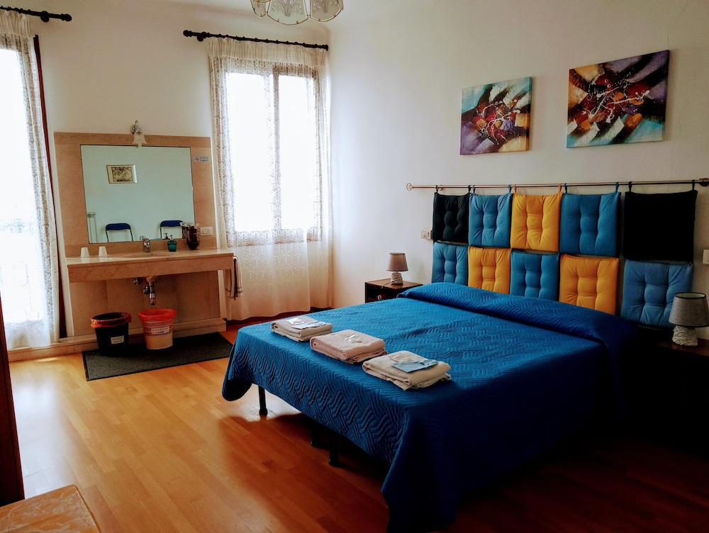 Deluxe Double or Twin Room, Shared Bathroom, Sea View photo 1