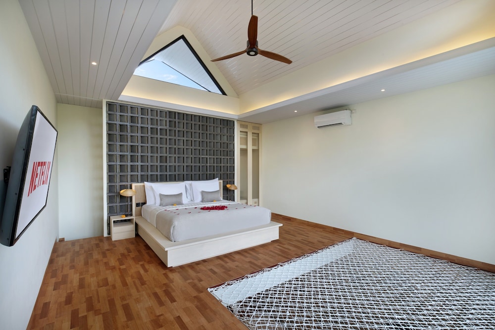 Smart Loft One Bedroom Villa with Private Pool & Jacuzzi - Photo 4