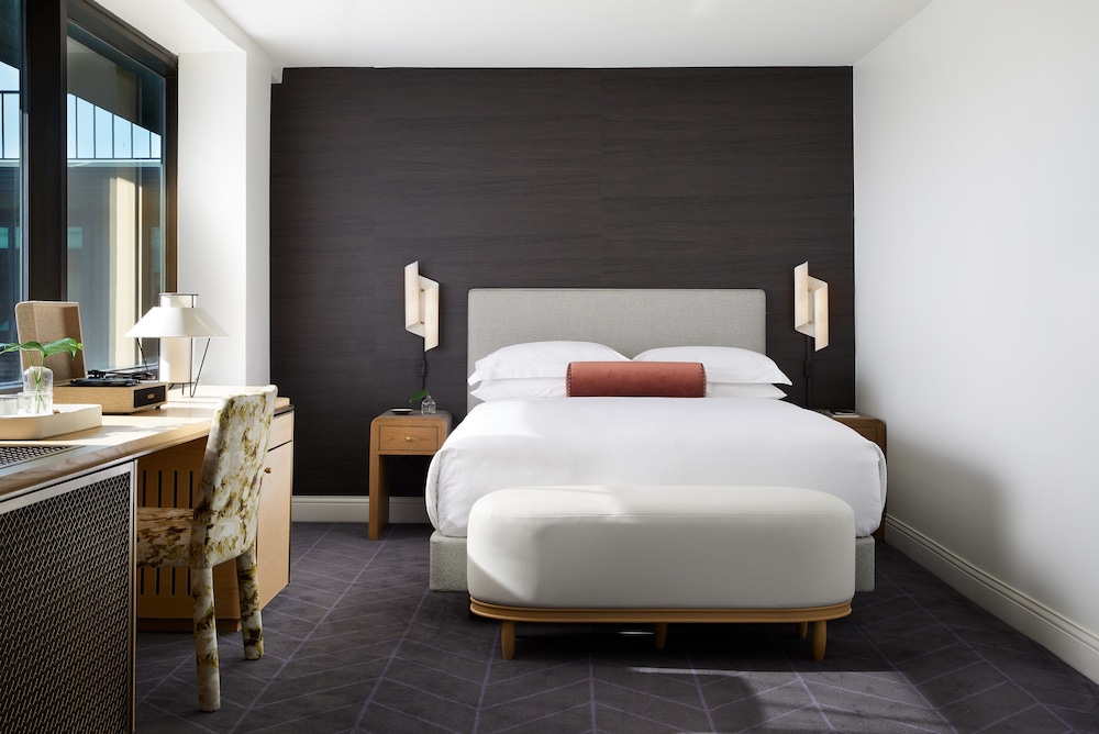 Room, 1 Queen Bed (Essential)