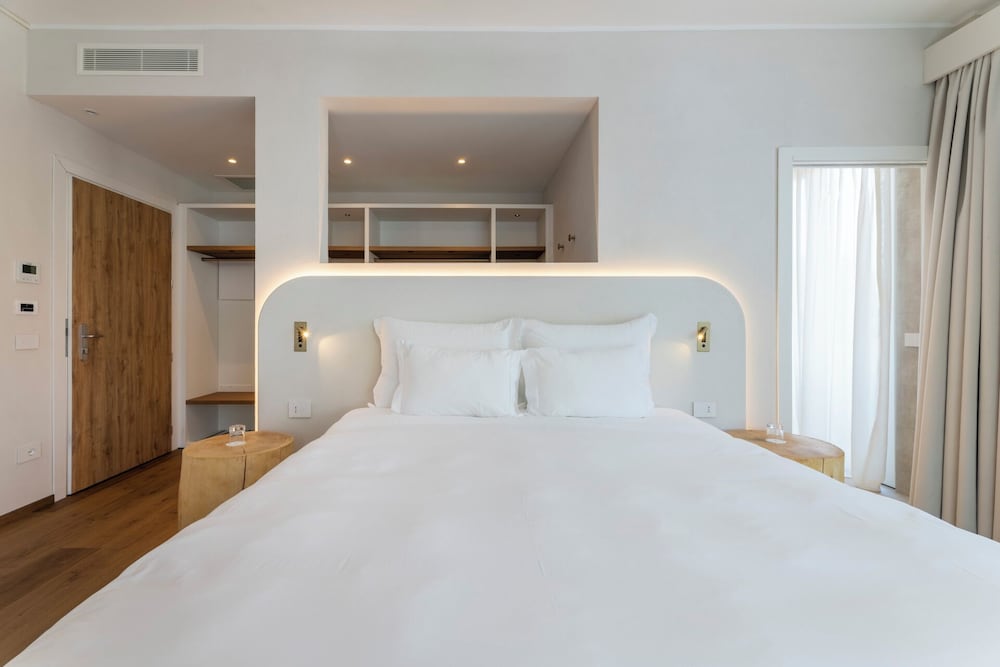 Premium Suite, Hot Tub, Lake View - Photo 8