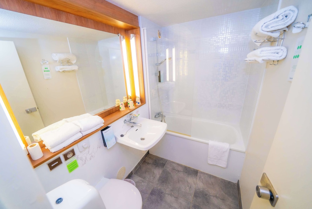 Standard Room, Multiple Beds - Photo 5