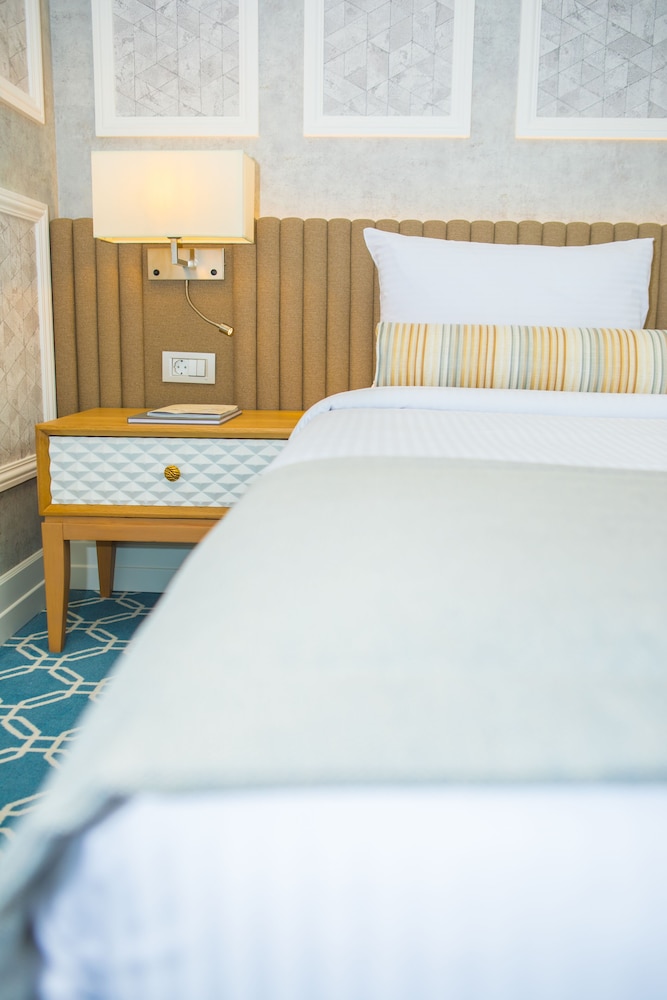 Deluxe Room, 1 King Bed - Photo 6