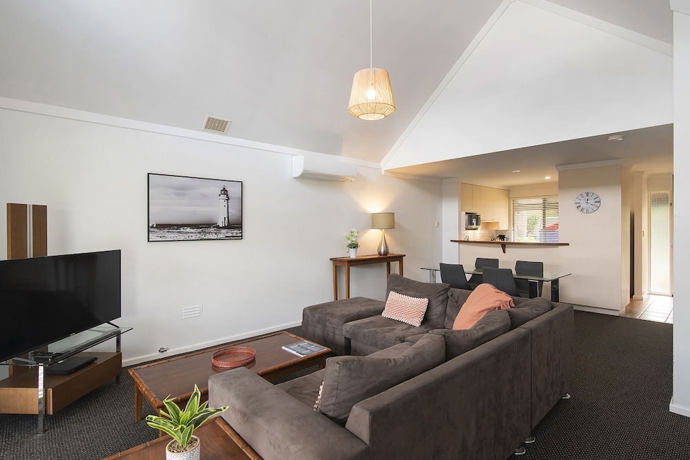 2 Bedroom 2 Bathroom No Stairs photo 2