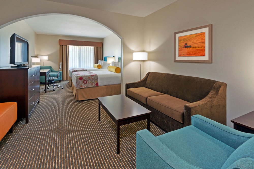 Suite, Multiple Beds, Non Smoking, Refrigerator & Microwave (With Sofabed) photo 2