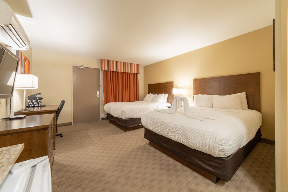 Standard Room, 2 Queen Beds, Poolside photo 2