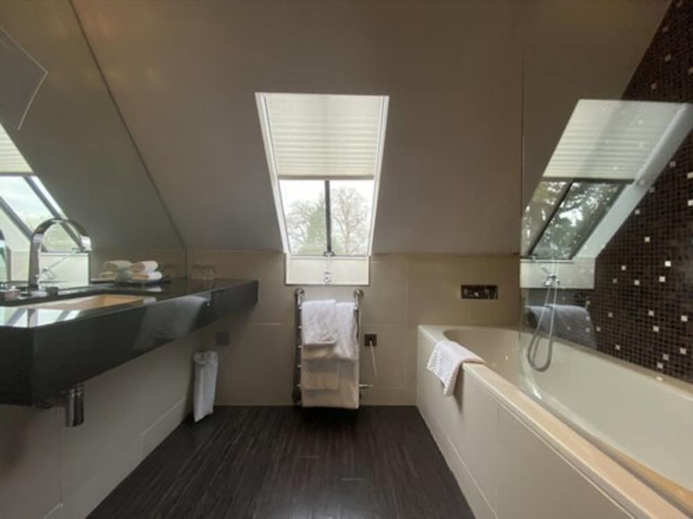 Luxury King Room - Photo 7