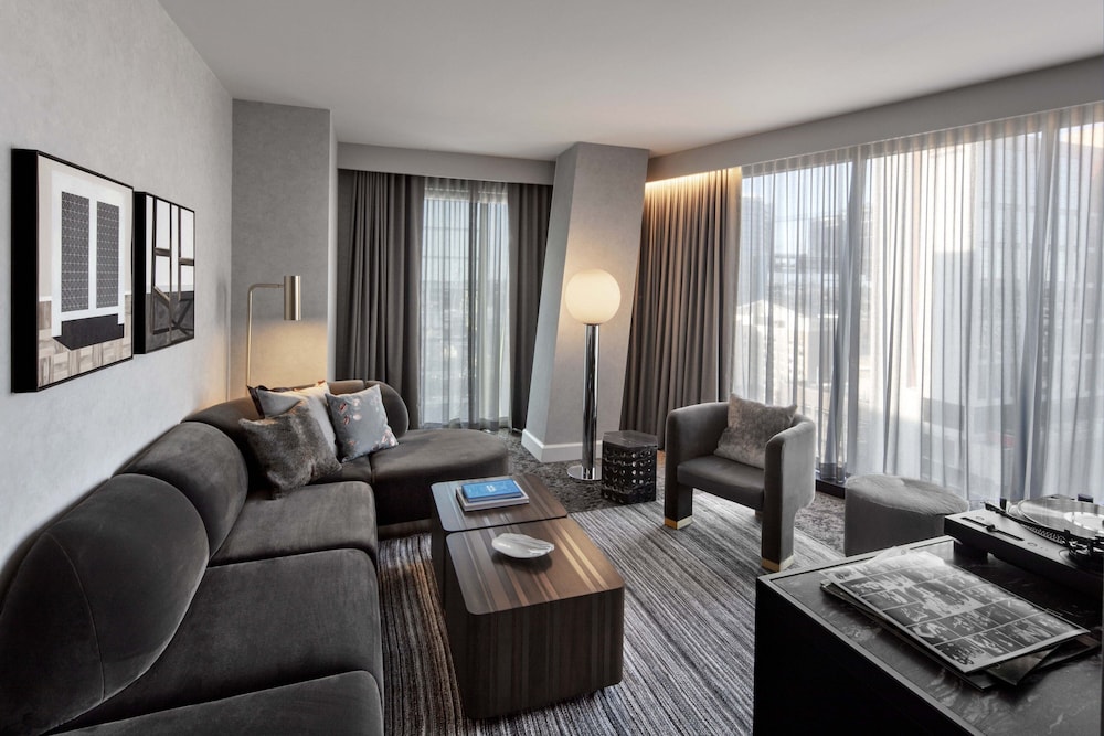 Suite, 1 Bedroom, City View (Corner) - Photo 1