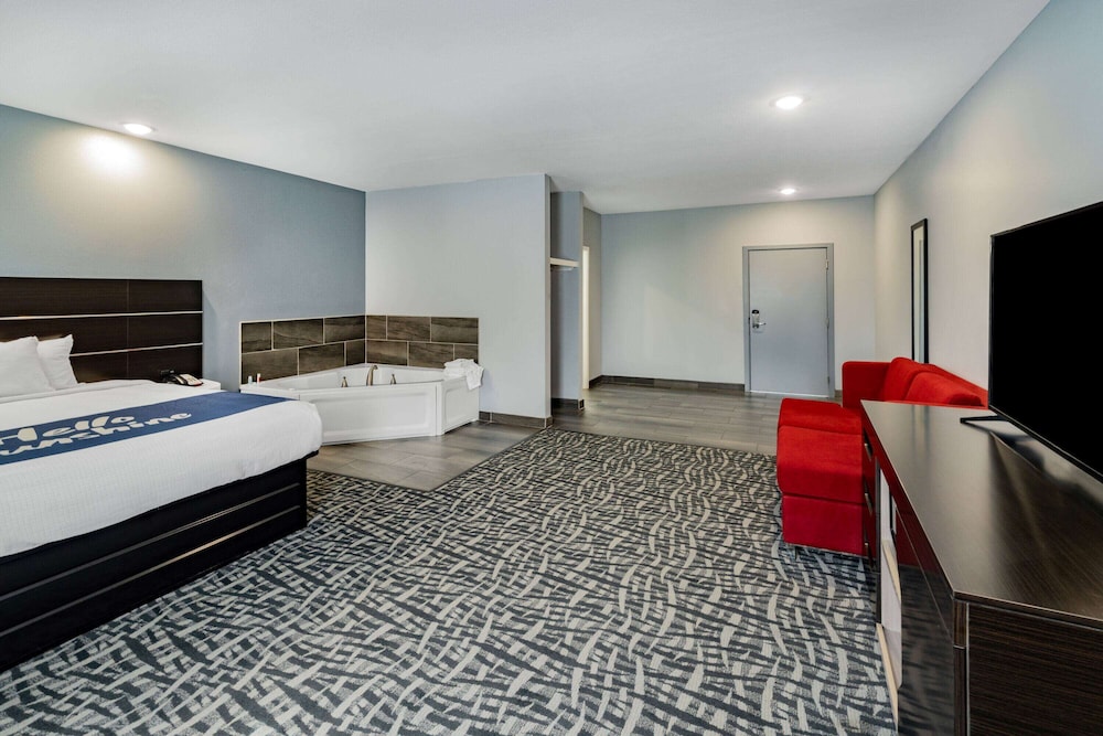Deluxe Suite, 1 King Bed, Non Smoking - Photo 3