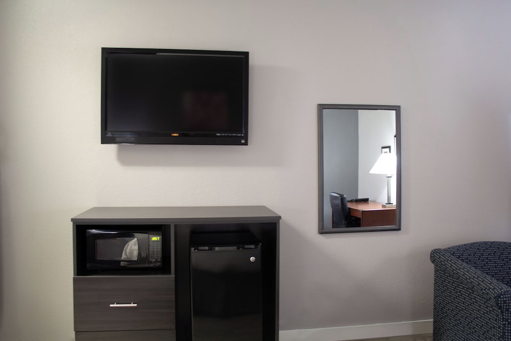 Room, 1 Queen Bed, Accessible (Accessible Room*Queen Bed*42 in TV) - Photo 5