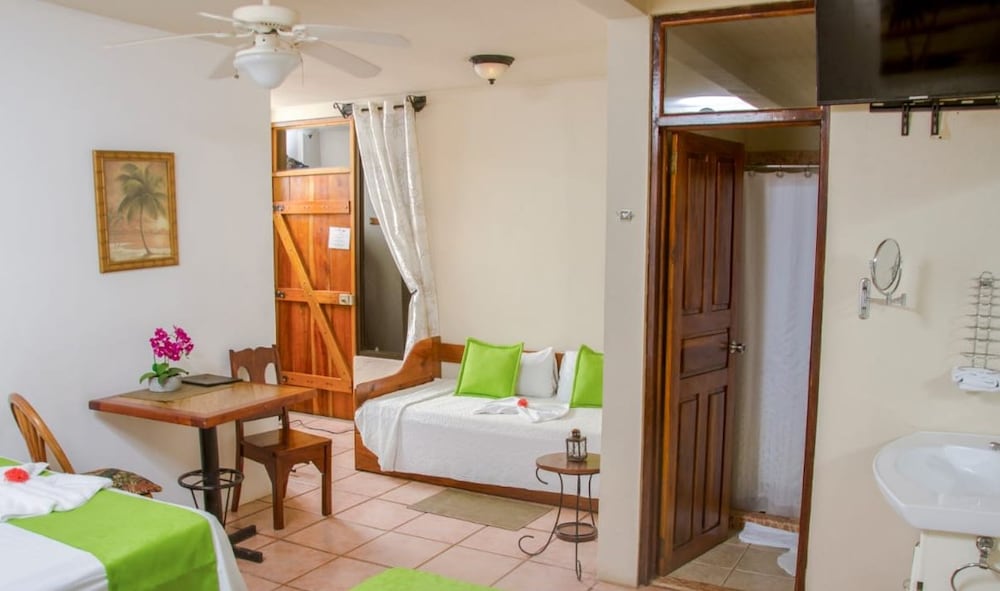 Quadruple Room, 2 Queen Beds, Non Smoking photo 3