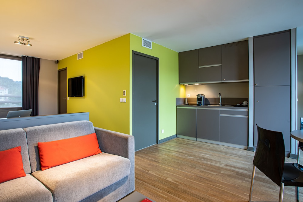 Executive Suite - Photo 6