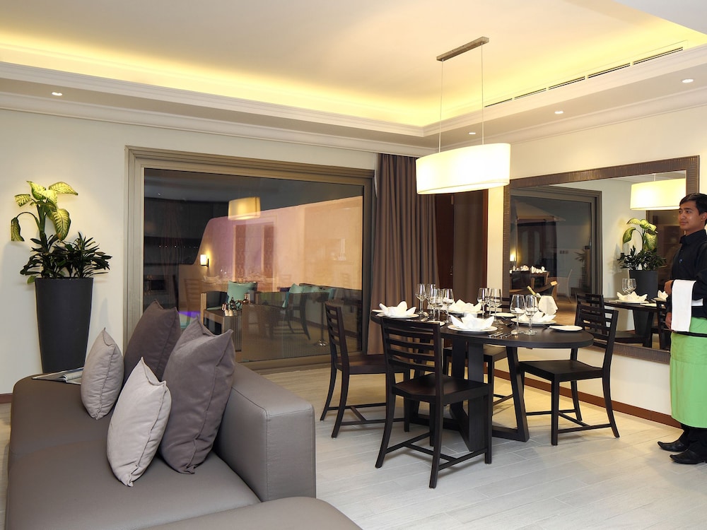 Royal Villa photo 2