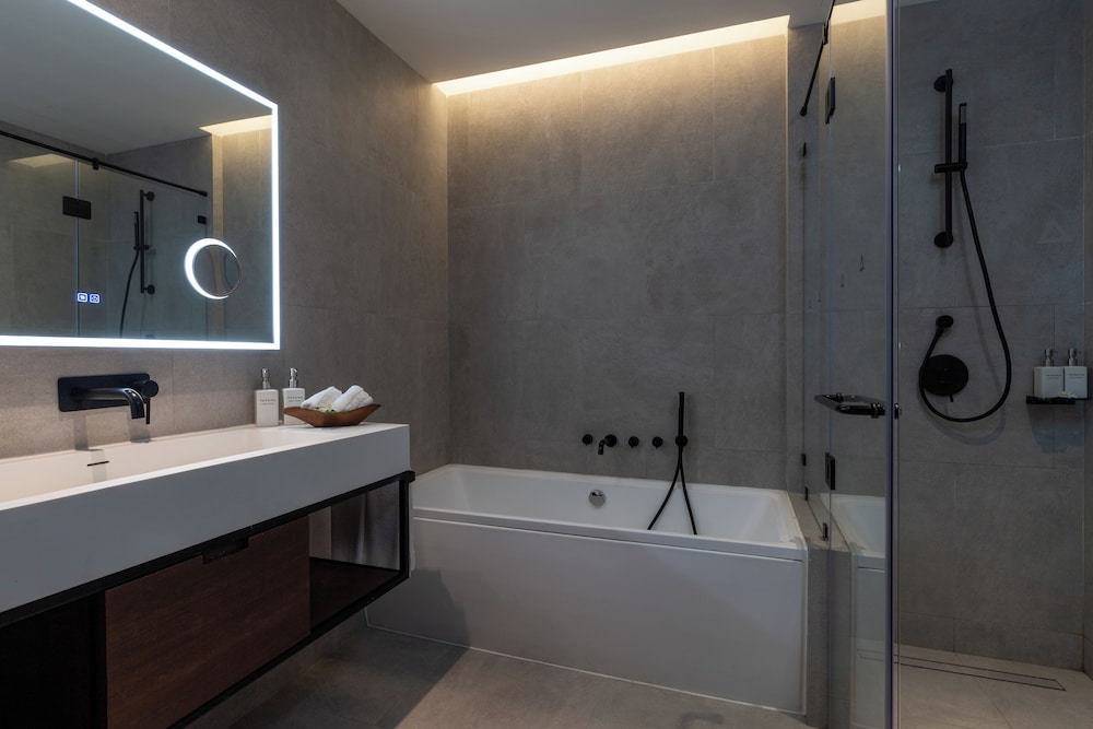 Luxe Pool King Bed - Photo 5