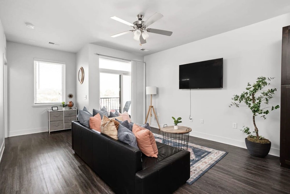 Cozysuites Spacious 2BR Next to Whole Foods, Photo 24