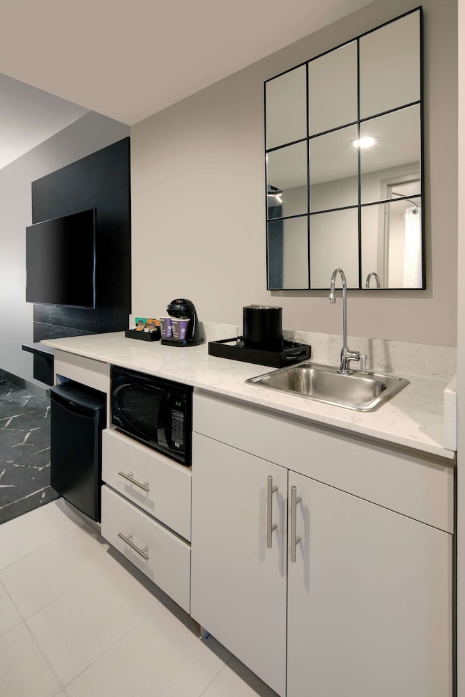 Premium Suite, 2 Queen Beds, Accessible (Roll-In Shower) photo 2