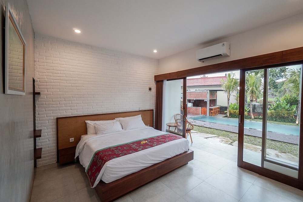 Suite, 1 King Bed, Pool Access