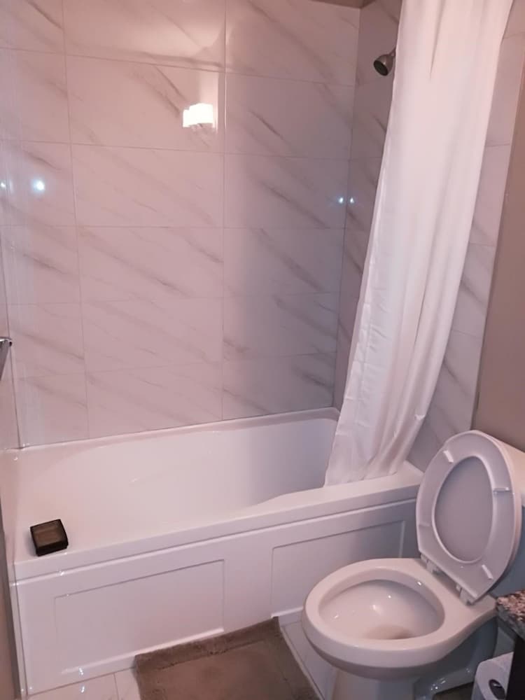 Room, Private Bathroom (Raz)