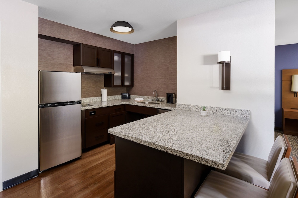 Suite, 1 Bedroom - Photo 6