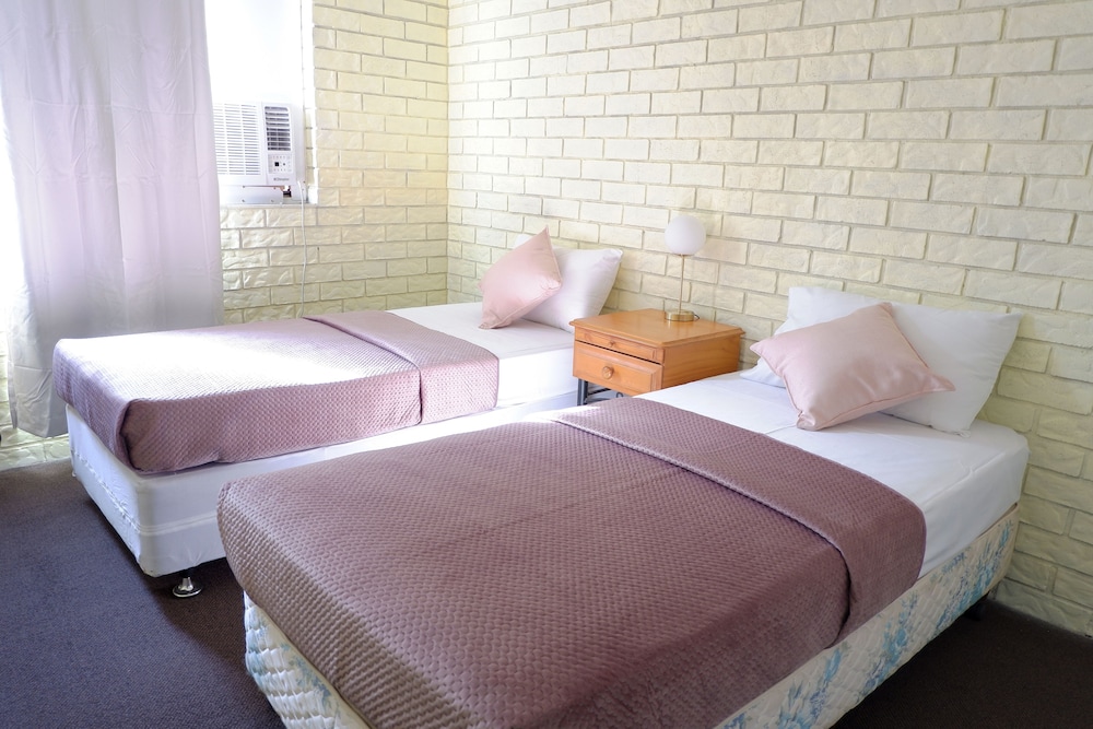 Basic Double or Twin Room, 2 Twin Beds, Shared Bathroom photo 1