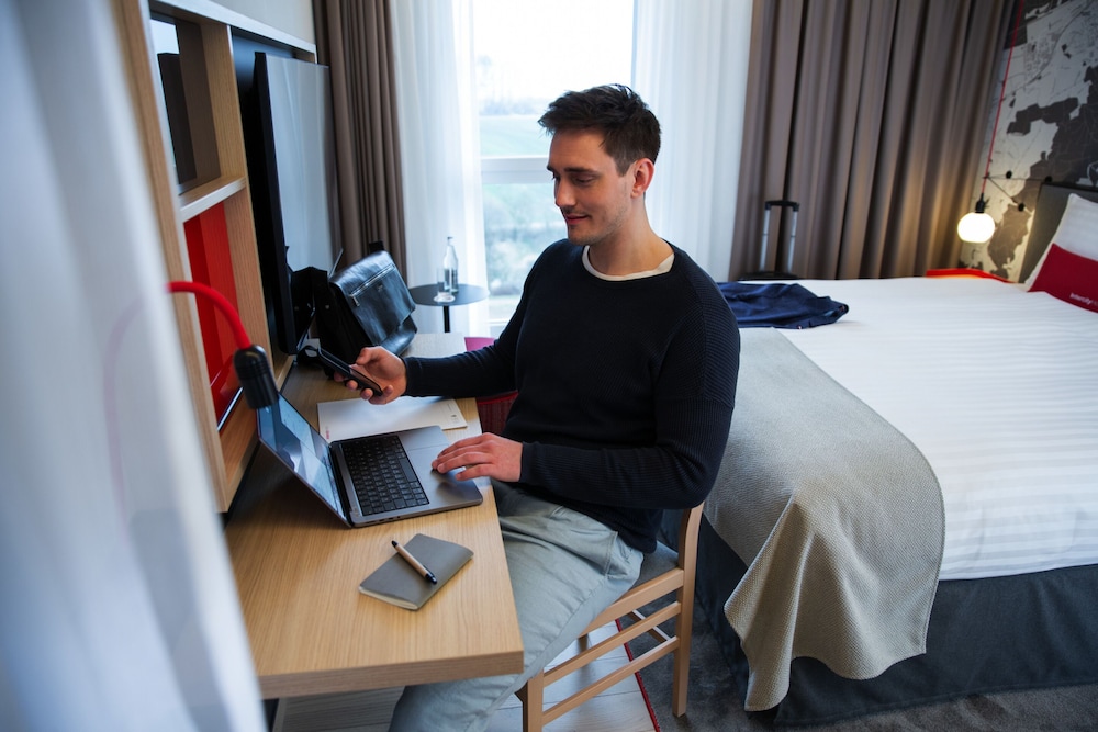 Superior Double Room (Airport View) - Photo 2