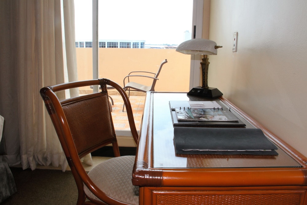 Premium Room, 1 King Bed, Non Smoking - Photo 4
