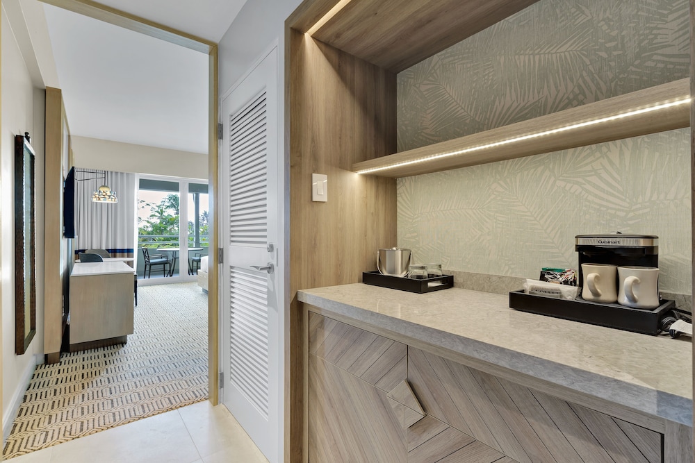 Deluxe Room, 1 King Bed, Marina View - Photo 3